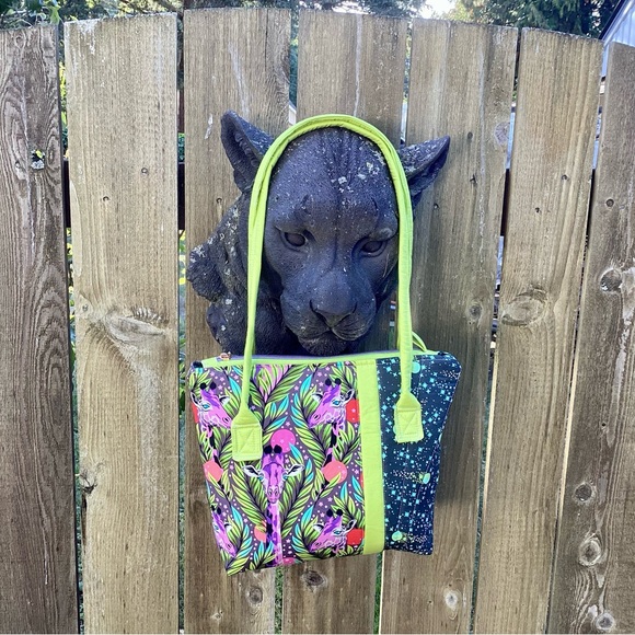 Strappy Giraffe Tote. New - Picture 5 of 7